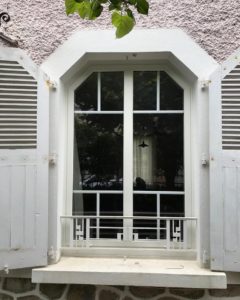 Fenêtre aluminium blanche croisillons