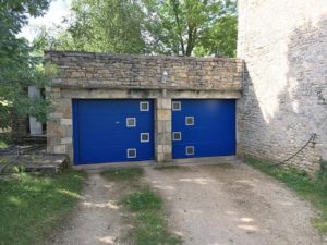Porte de garage sectionnelle bleu