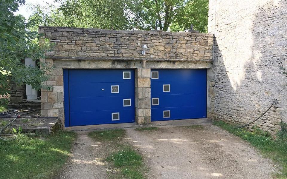 Porte de garage sectionnelle bleu