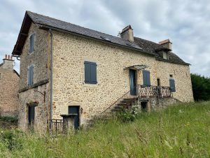 Confort 3000, votre menuisier à Decazeville et Firmi : fenêtres, portes, volets et vérandas sur mesure avec un artisan local en Aveyron.